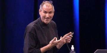 article_teaser_steve_jobs_holds_iphone_and_smiles_during_iphone_macworld_2007_introduction[1]